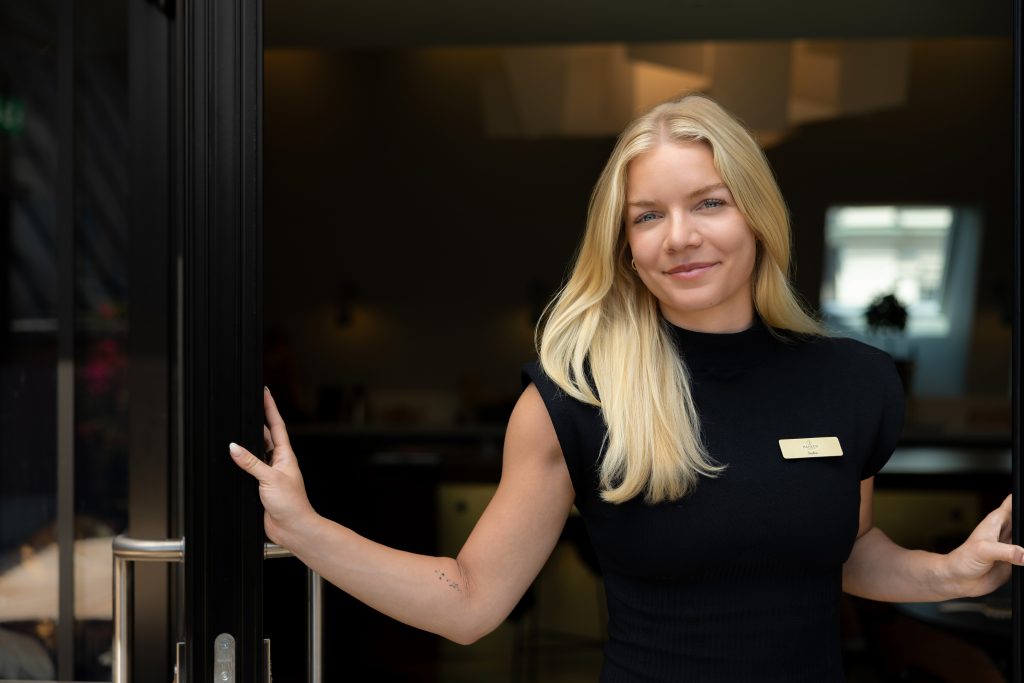 En anställd som hjälper till att planera event