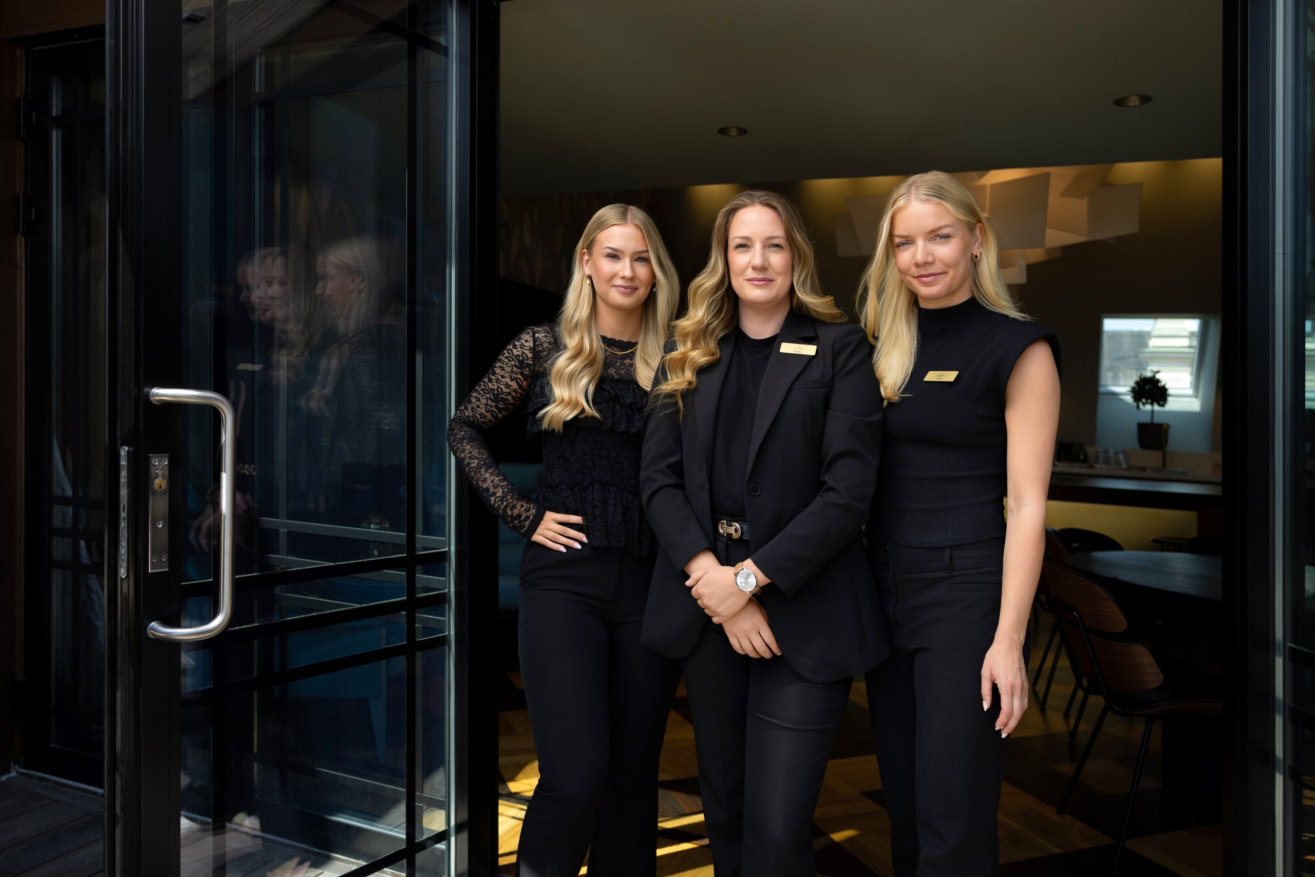 Tre medarbetare på Banken coworking tillsammans.