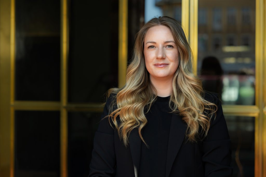 En kvinna som arbetar på banken coworking