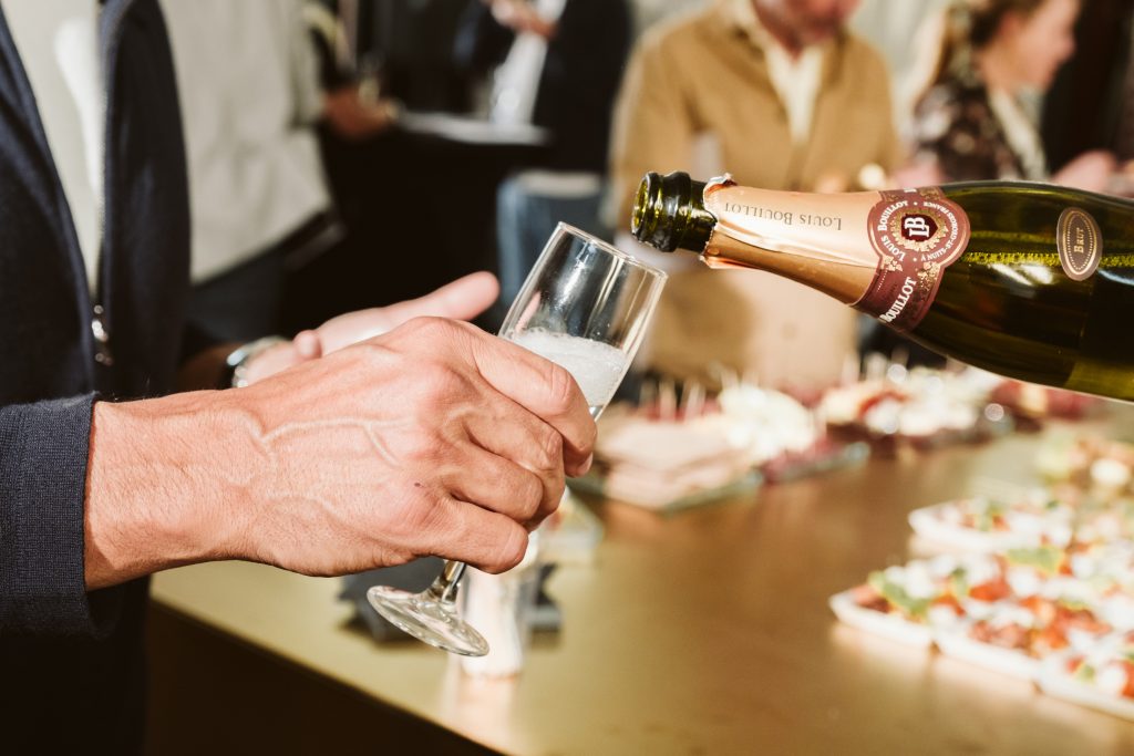 Ett glas fylls på med champagne